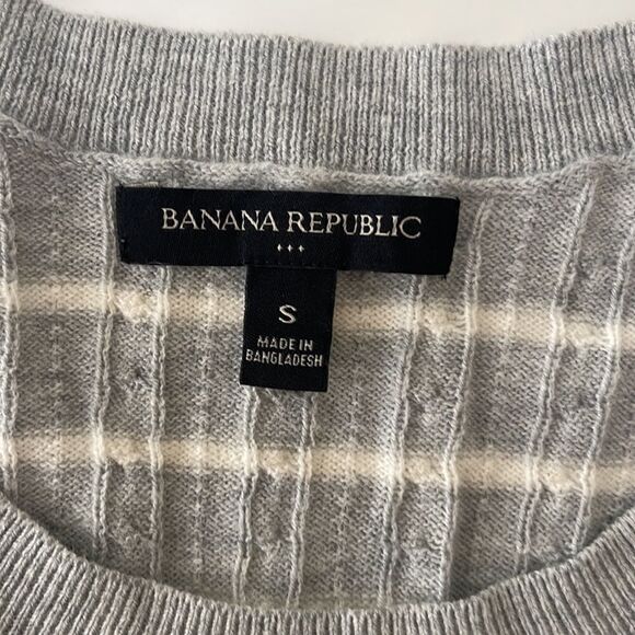 Banana Republic light weight sweater.  Size small. - Picture 4 of 5